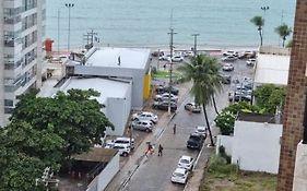 Apartamento na praia de ponta verde com piscina e área de lazer